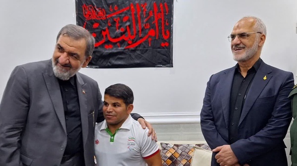 قدردانی محسن رضایی از قهرمان خوزستانی پارالمپیک