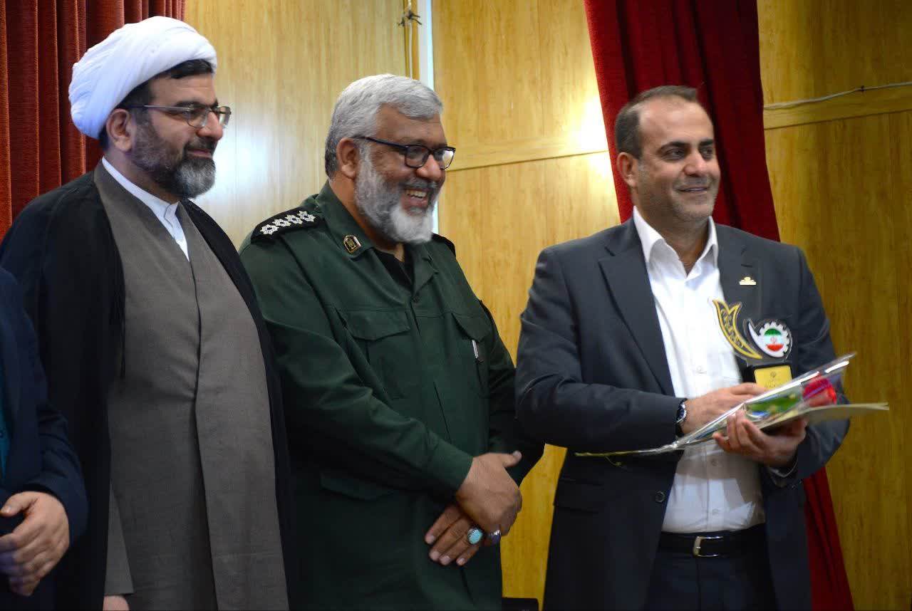 تجلیل از مدیرعامل شرکت لوله سازی اهواز در جشنواره امتنان با حضور معاون وزیر تعاون و استاندار خوزستان