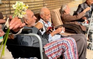 بازدید معاون تشکل‌ها و مشارکت‌هاى اجتماعى امور اجتماعی استانداری خوزستان از مرکز نگهداری سالمندان در شب میلاد امام علی(ع)